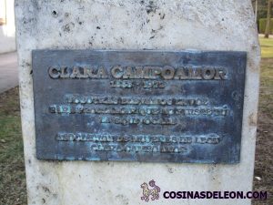 Placa Busto a Clara Campoamor en León