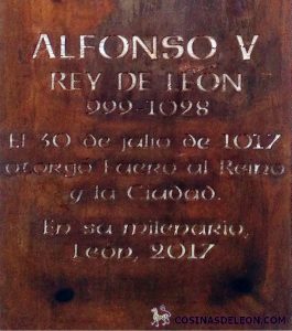 Escultura a Alfonso V en León placa