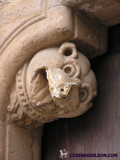 Oso Puerta del Perdón de San Isidoro de León